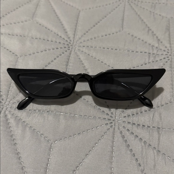Accessories - Chic Black Cat-Eye Sunglasses